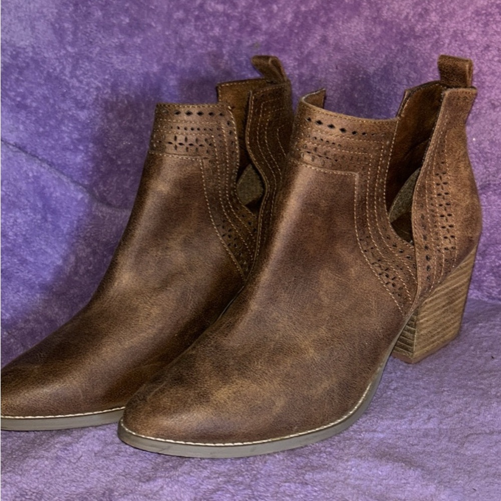 Not Rated Women's Shaina laser-cut western bootie in camel tan - size 8.5